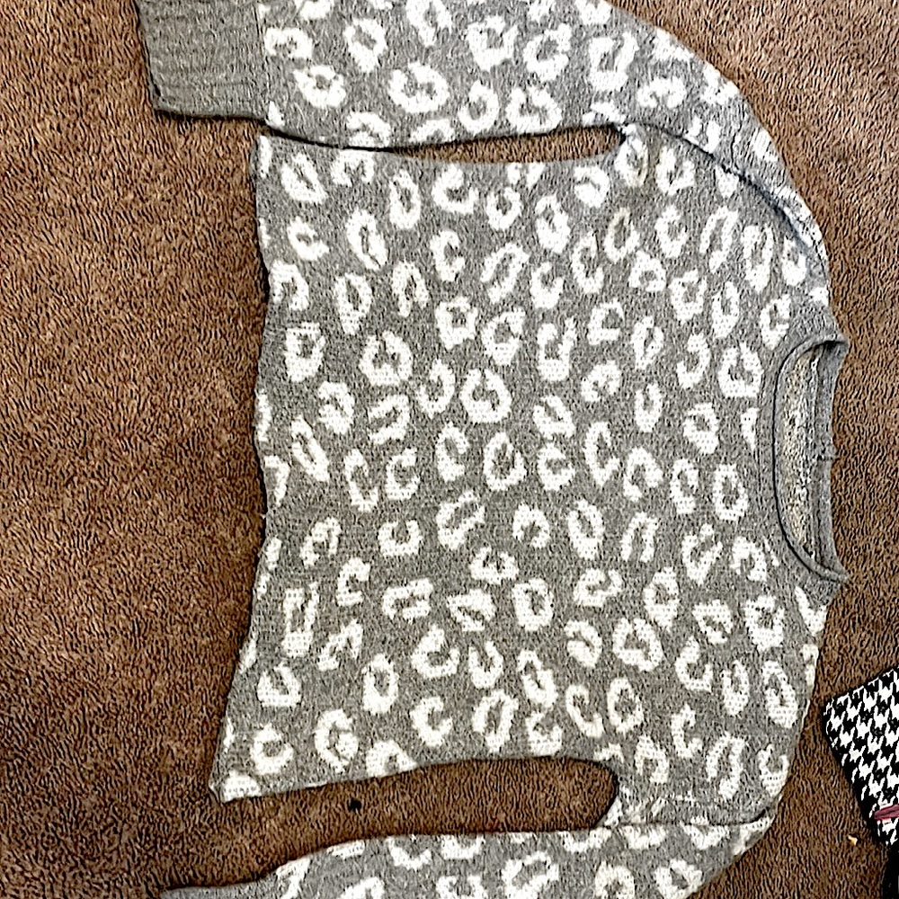 Cute sweaters! Size small! Guaranteed to keep you warm!<333
